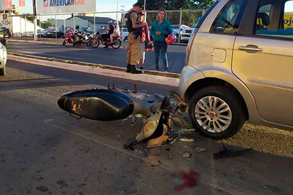 Motociclista inabilitado e com sintomas de embriaguez bate na traseira de veículo e acaba preso