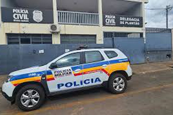 Homem agride companheira com 'mata-leão' e a ameaça de morte em chácara de Patos de Minas