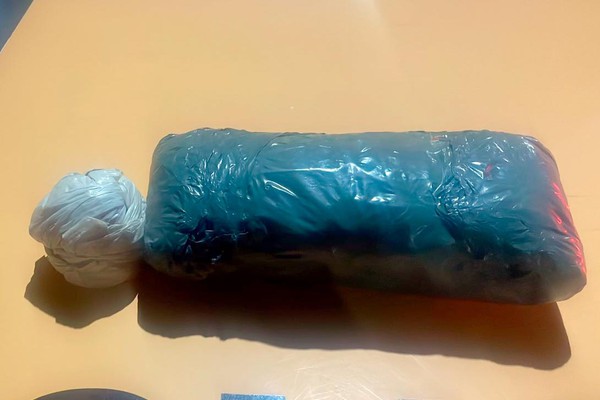 Jovem de 18 anos é presa com cocaína e crack na BR-146, em Patos de Minas