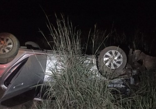 Jovem de 23 anos fica ferido após perder o controle em obras na MGC-354 e capotar o veículo