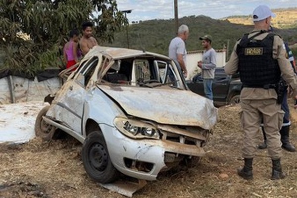 Veículo capota após estourar pneu na MGC 354 e deixa condutora de 22 anos ferida