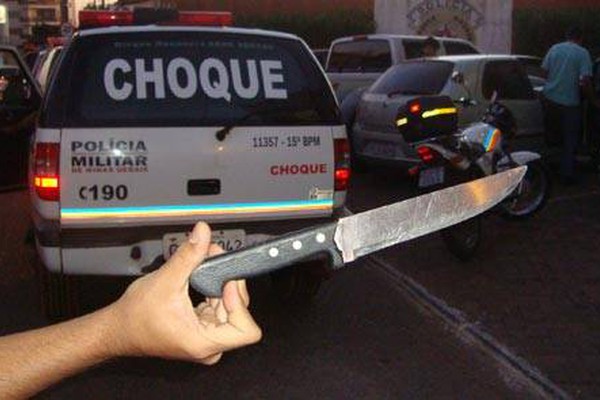 Adolescente furta a faca da avó, comete dois assaltos e é contido por populares