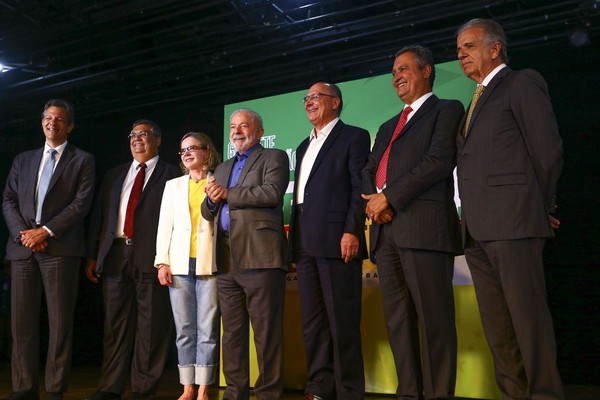 Lula anuncia cinco ministros do futuro governo