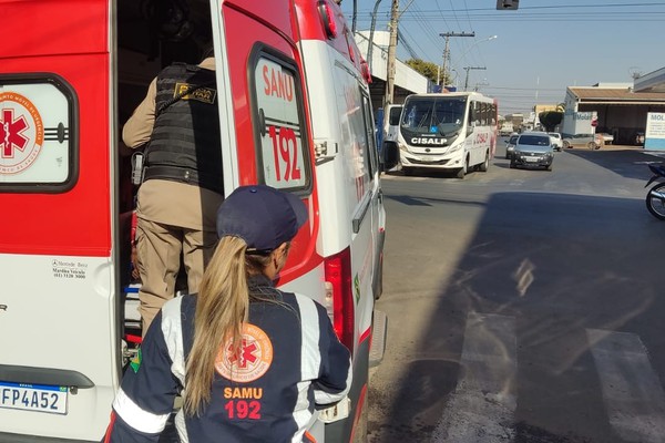 Travesti surta novamente, tira a roupa e causa transtornos em supermercado da Rua Major Gote