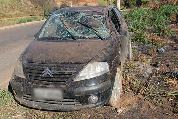 Após curva perigosa, pneu estoura e motorista capota veículo na Avenida Fátima Porto