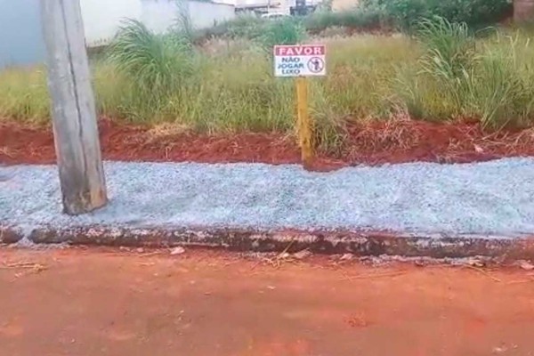 Calçadas construídas em lotes vagos no bairro Ipanema chamam a atenção pela baixa qualidade