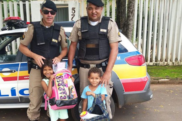 PM de Lagoa Formosa distribui kits de materiais escolares para crianças carentes da cidade