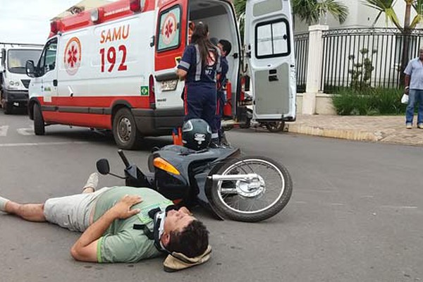 Veículo avança parada obrigatória e motociclista acaba ferido na Avenida Paranaíba