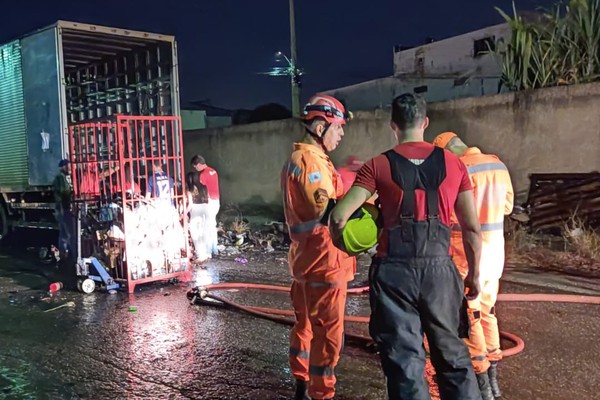 Encomendas pegam fogo dentro de caminhão baú e, incêndio mobiliza Bombeiros em Patos de Minas
