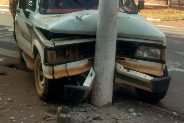 Ladrão de caminhonete tenta fugir da PM, bate em poste no centro da cidade e acaba preso