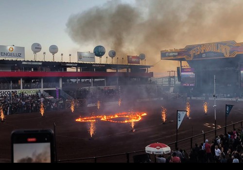 Queima de fogos no início das finais do rodeio encanta milhares de pessoas; veja ao vivo