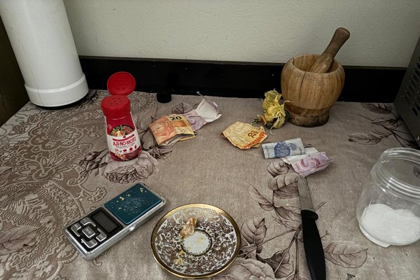 Polícia Militar descobre ponto de tráfico no Alto da Colina e prende casal de moradores em flagrante