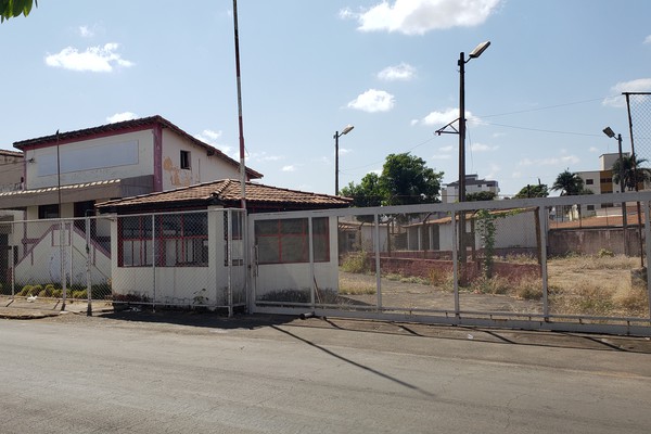 Abandonada, antiga sede do Corpo de Bombeiros de Patos de Minas é invadida e vandalizada