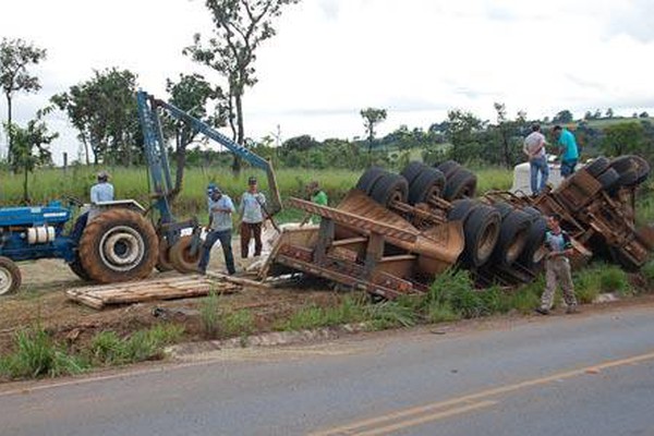 Carreta carregada com 32 toneladas de café tomba na MGC 354