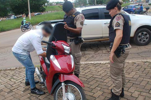 Motorista de carro foge sem prestar socorro após atingir motociclista na Avenida JK