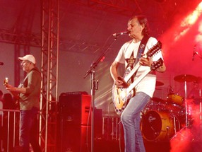 14 Bis canta o sucesso “Espanhola” na Fenapraça 2025 e embala público; veja ao vivo