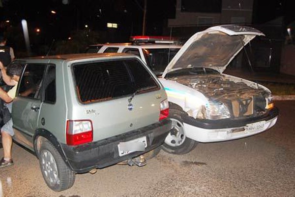 Advogado avança parada obrigatória na avenida Padre Almir e bate em viatura da PM