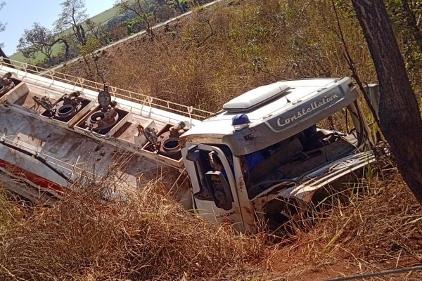 Motorista perde o controle de caminhão de transporte de álcool e cai em barranco na BR 365