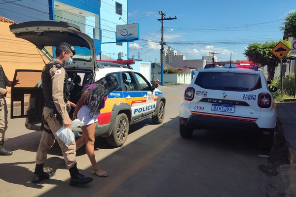 Mulher é presa suspeita de aplicar "Boa Noite Cinderela" em homem de 51 anos em Patos de Minas