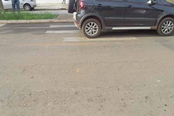 Faixa de pedestres pela metade causa transtornos na avenida Paranaíba