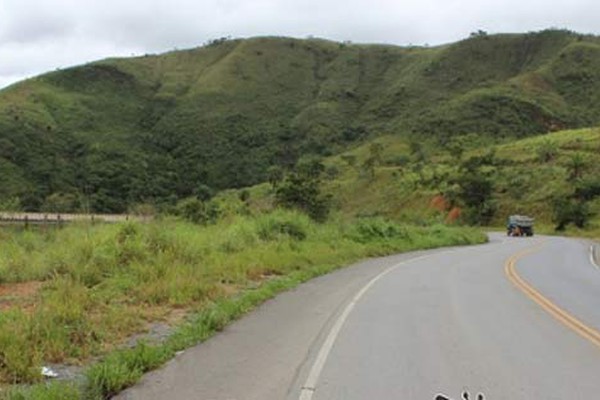 Criminosos fazem motorista refém e roubam caminhão na BR-354, em Bambuí