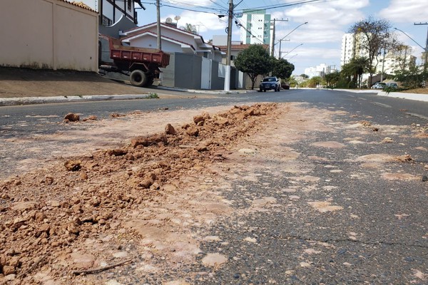 Transportadores de materiais desrespeitam a lei e espalham sujeira pelas ruas da cidade