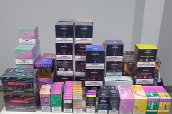 Casal é preso com carro clonado e transportando mais de 500 cigarros eletrônicos na MGC 462, em Patrocínio