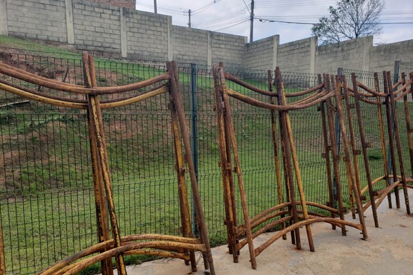 Homem é preso ao ser surpreendido furtando peças gigantes de andaimes em Patos de Minas