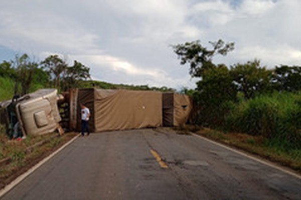 Carreta tomba e para atravessada, interditando o trânsito na MG 410 em Presidente Olegário