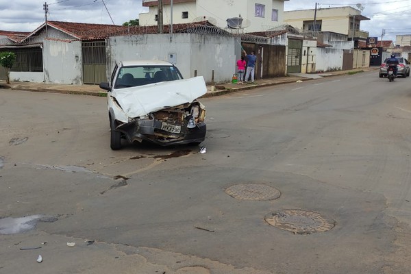 Carro bate em caminhonete após avanço de parada em local com alto índice de acidentes