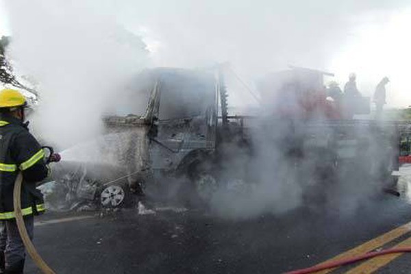 Veículos pegam fogo após acidente na BR 365 e motorista morre carbonizado