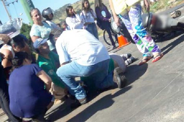 Motorista avança parada e motociclista acaba ferida em acidente no Alto da Colina