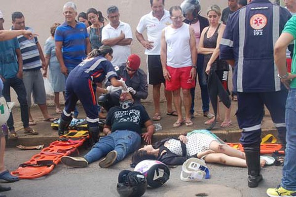 Motociclista e passageira ficam feridos em acidente com carro que avançou parada obrigatória