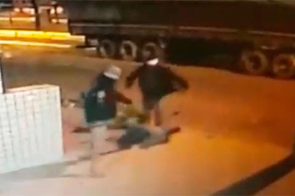 Vídeo mostra o momento em que pai e filha agridem e matam homem em Patos de Minas