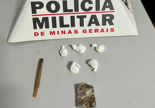 Polícia Militar prende homem com cigarro de maconha e papelotes de cocaína, em Patos de Minas