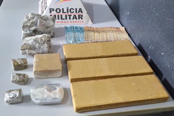 Operação da PM apreende barras e até pé de maconha no telhado de casa em Patos de Minas