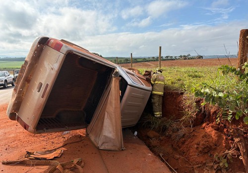Motorista fica ferido ao capotar caminhonete na estrada de acesso ao distrito de Alagoas