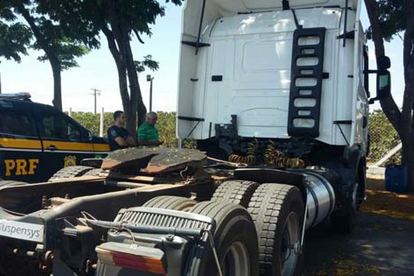 PRF recupera caminhão roubado; reboque com 26 mil quilos de carne continua desparecido