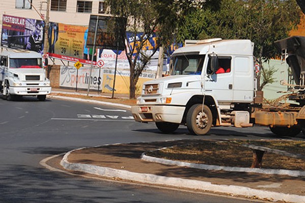 Alteração no trânsito em frente ao Parque pega motoristas de surpresa e gera confusão