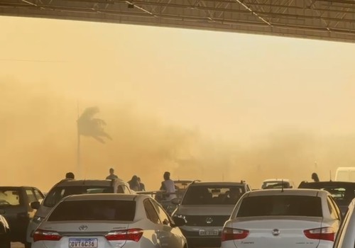 Incêndio em plantação provoca cenário de terror e assusta clientes de supermercado em Patos de Minas