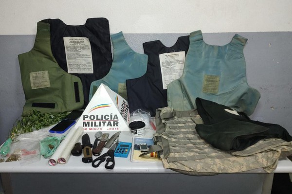 Casal preso por tráfico no Quebec tinha caderno de anotações e coletes balísticos em casa