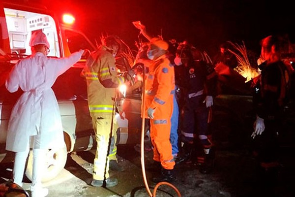 Grave acidente com carros de passeio fecha rodovia e deixa vários feridos na MGC354