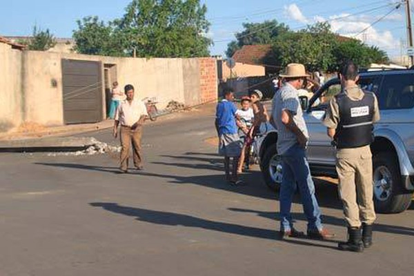 Poste no meio da rua é derrubado em acidente e por pouco não causa tragédia 