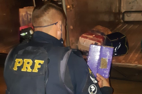 Grupo de Patrulhamento Tático da PRF prende passageiro de ônibus de turismo com 1,2kg de maconha