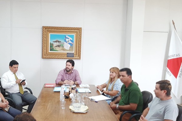 Manifestantes se reúnem com Falcão e cobram veto a aumento de salário dos vereadores