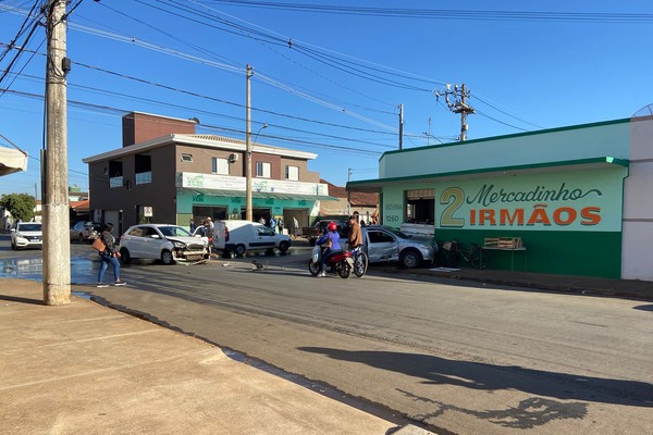 Veículo quase invade feira após mais um acidente em cruzamento de Patos de Minas