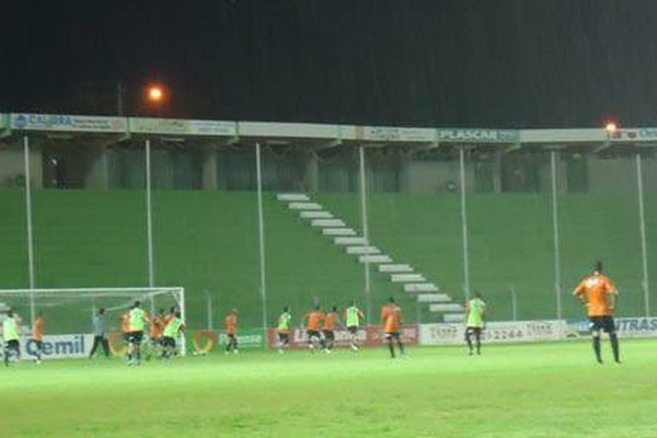 Mamoré treina à noite e debaixo de chuva para se manter líder contra o Araxá