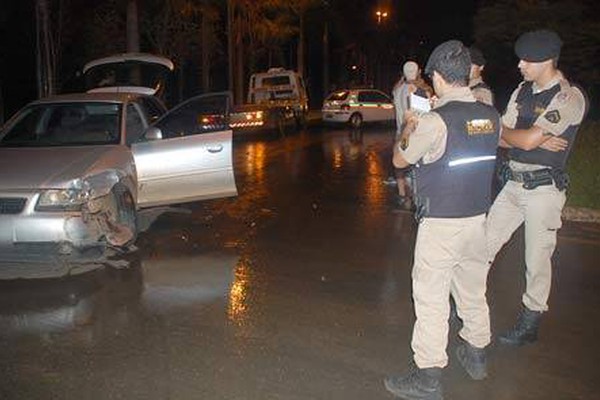 Motorista tenta conversão proibida na JK e bate em carro com dois policiais