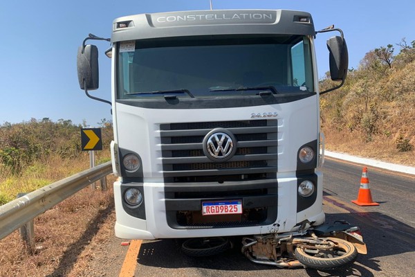 Motociclista de 53 anos morre em grave acidente com caminhão na MG230