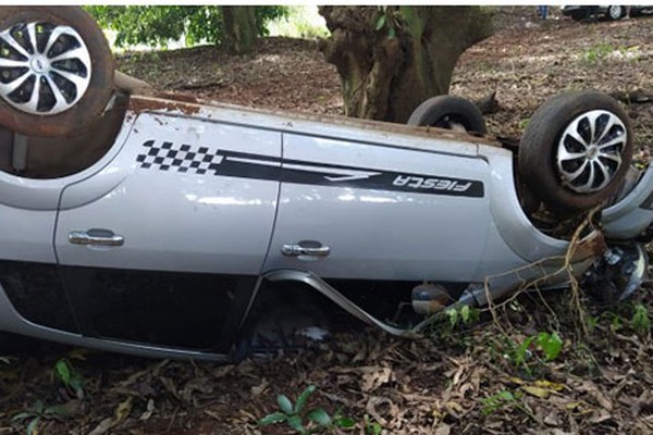 Carros colidem durante ultrapassagem na BR354, capotam e inabilitado é preso por embriaguez